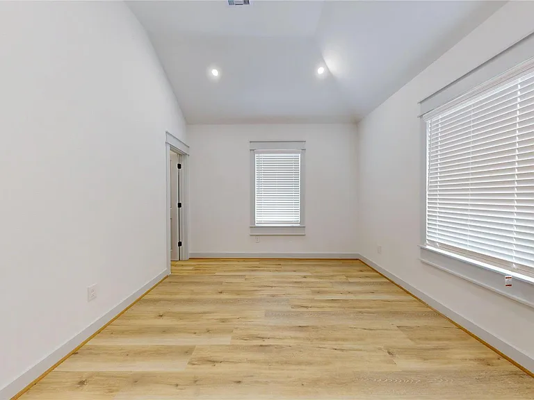 4305 Rogers St — Photo 32