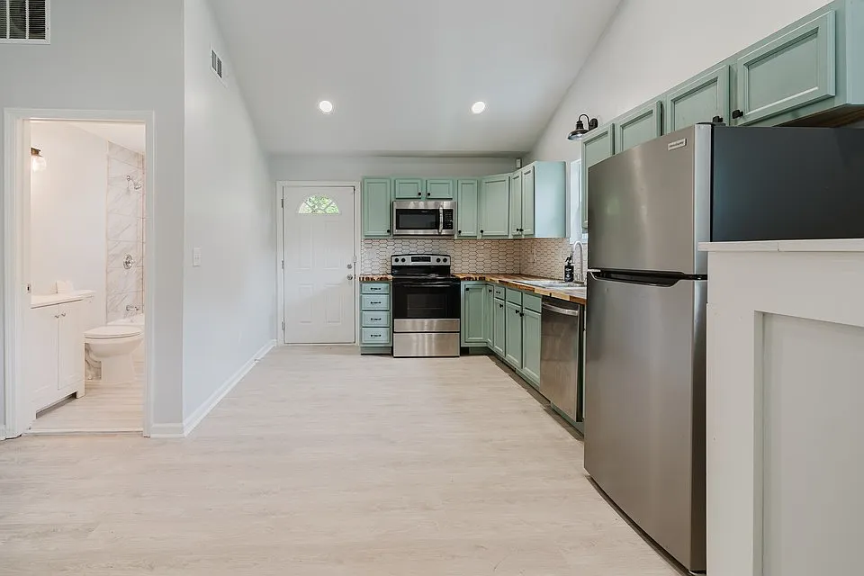 3 bed, 1253 sqft, $2,300 — Photo 4
