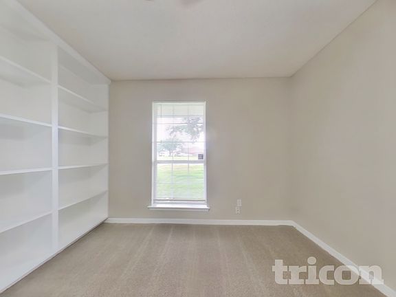 4th image of 2727 Fox Creek Dr E