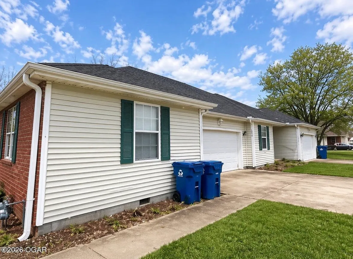 Building Photo - 92 Hedge Dr #92