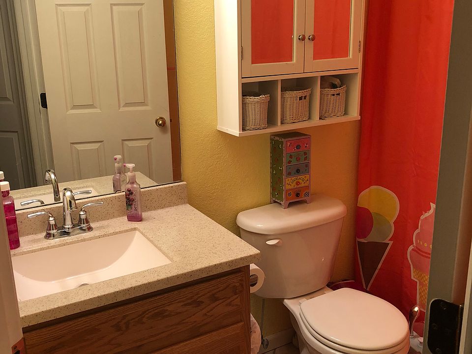 Upstairs guest bath
