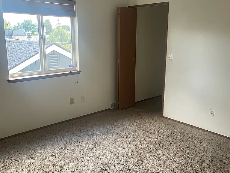9741 Woodlawn Ave N #C — Photo 10