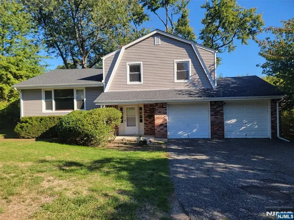 780 Hilton Pl, Paramus, NJ 07652