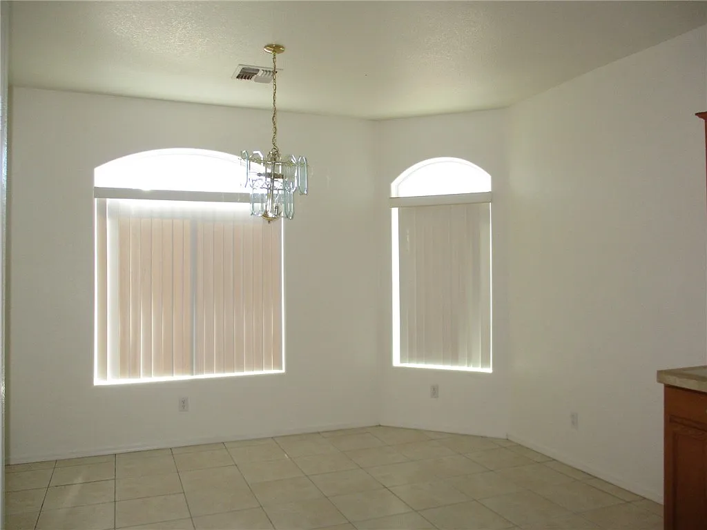 4 bed, 2.0 bath, 2202 sqft, $1,950 — Photo 3
