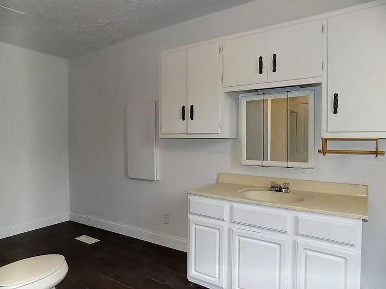 937 E North St — Photo 5
