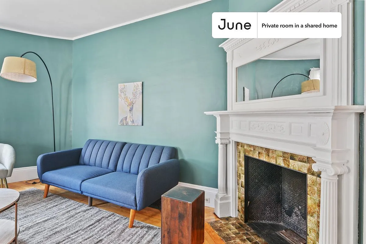 Queen bedroom in 6 bed/1.5 bath home in Brighton #587 E — Photo 4