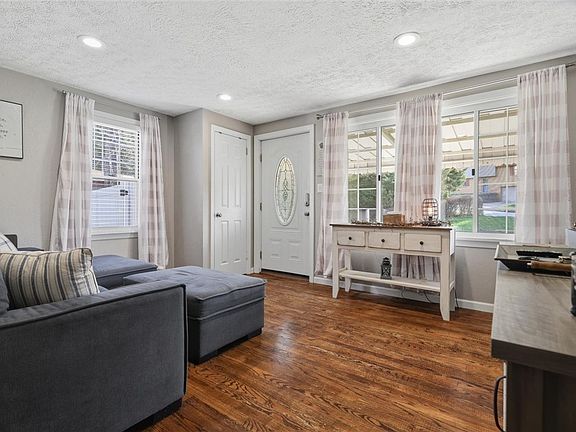 3rd image of 6417 Helen St