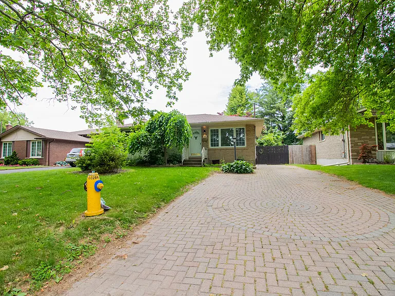 15 Sheridan Dr — Photo 1