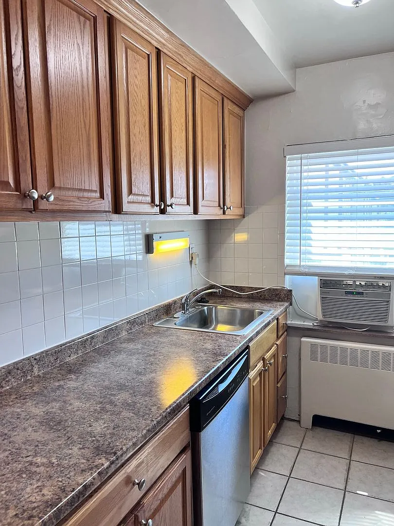 2750 Linshaw — Photo 4