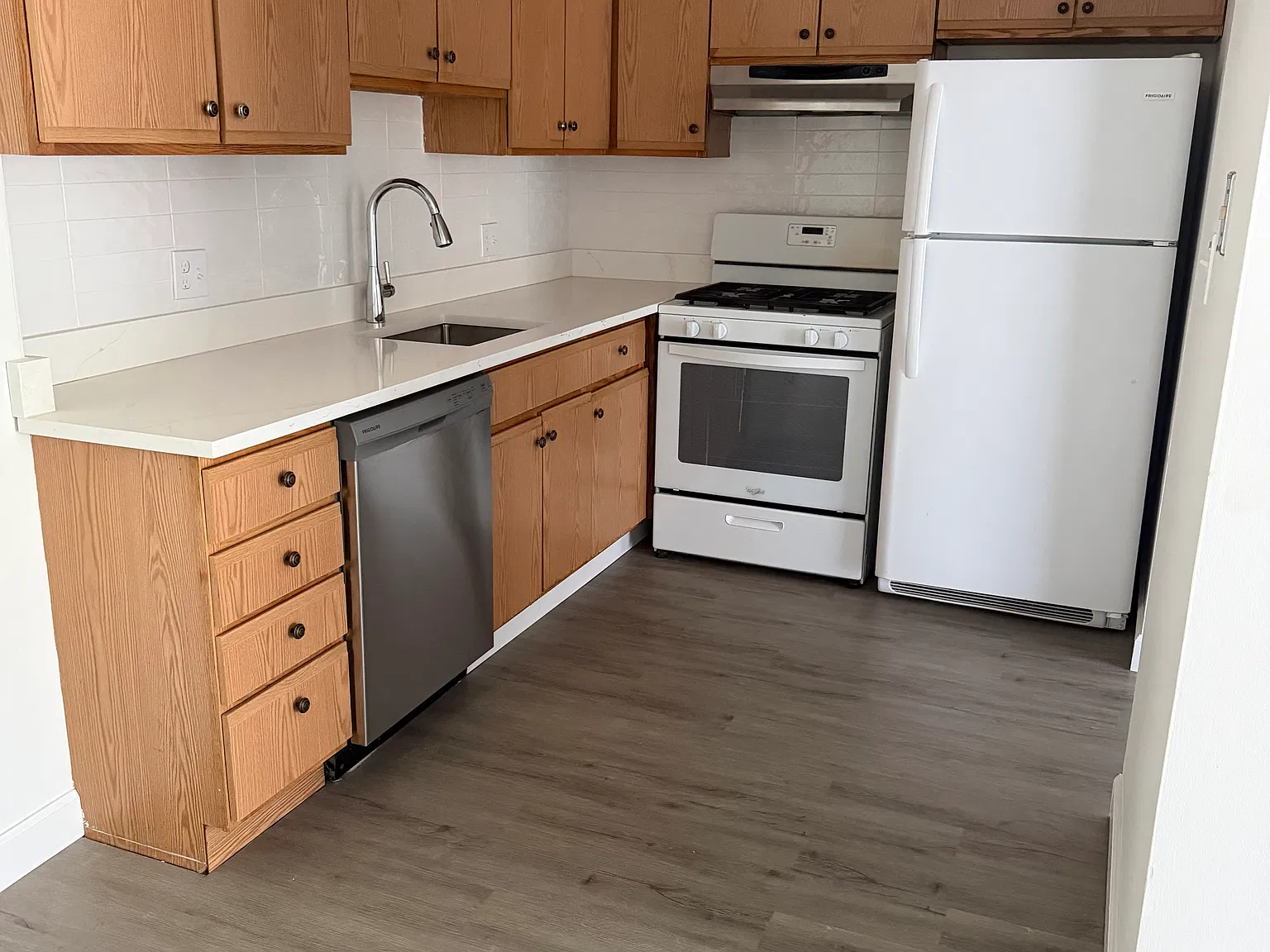 2 bed, 975 sqft, $1,800 — Photo 1