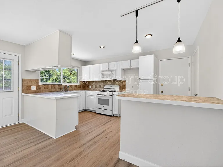 2765 Chelsea Dr — Photo 6