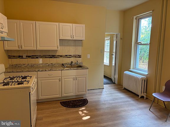 3rd image of 2030 W Westmoreland St
