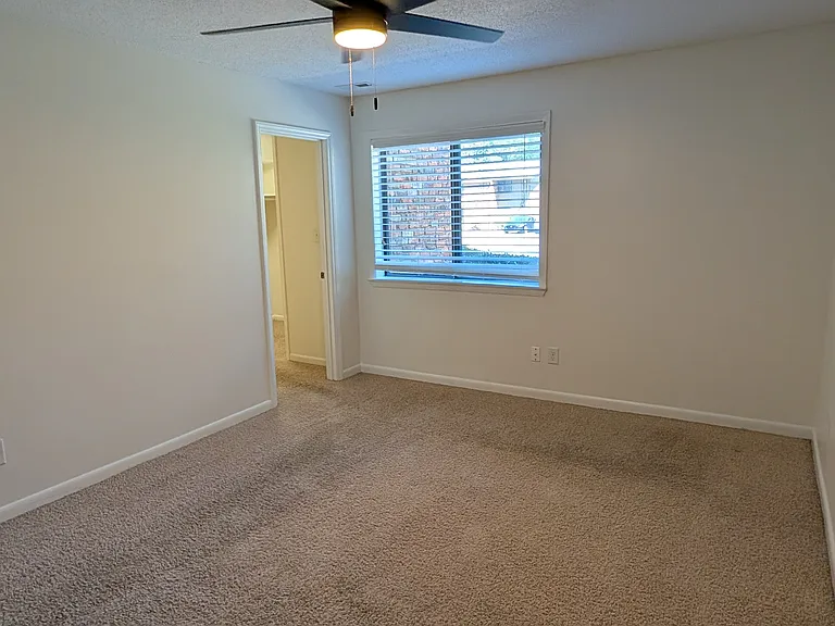 303 Oak Tree Dr — Photo 16