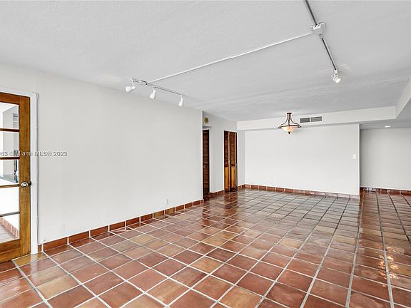 4th image of 2655 Collins Ave #Penthouse 2512