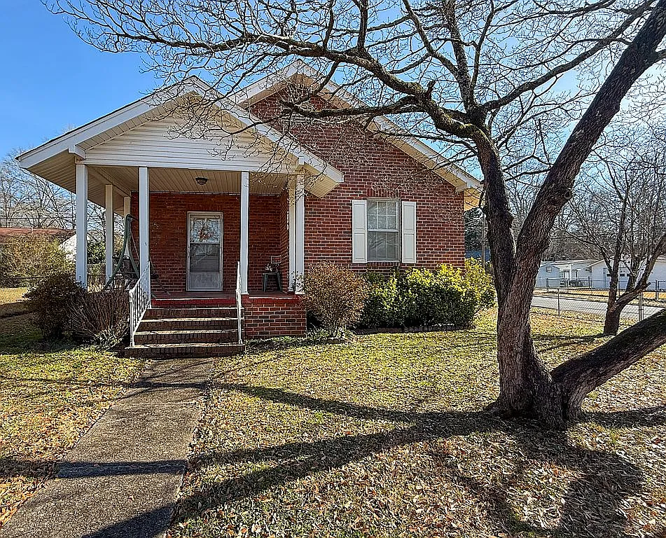 19 Oak St NE photo 1