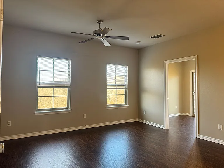 Bellwood Lake Apartments — Photo 6