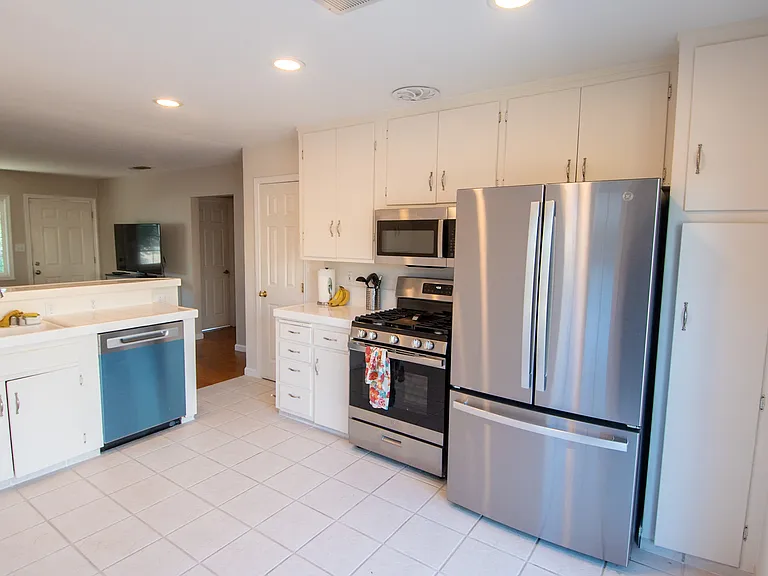813 Comstock Dr — Photo 4