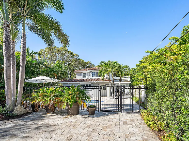 820 Palm Trl — Photo 2
