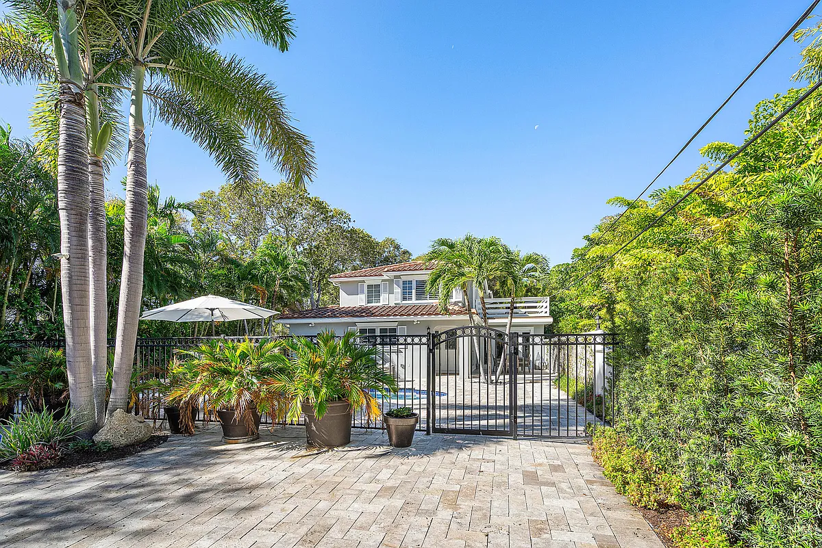 Building Photo - 820 Palm Trl