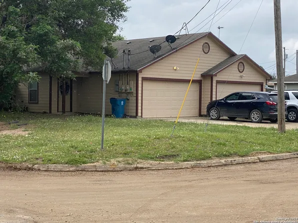 640 PLEASANTON AVE, Pleasanton, TX 78064