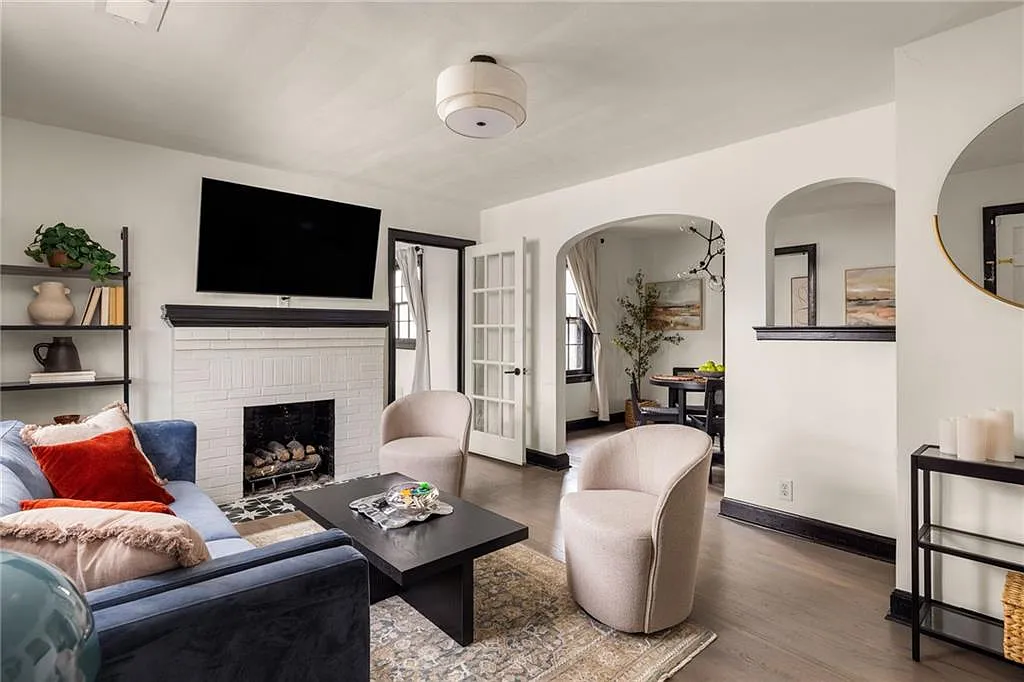 2 bed, 1.0 bath, 980 sqft, $2,250 — Photo 1