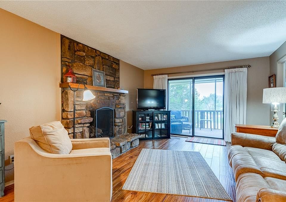 1st image of 6 Bentley Ln