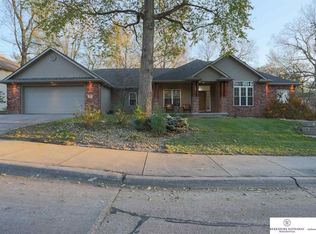 1401 Robinwood Dr, Bellevue, NE 68005