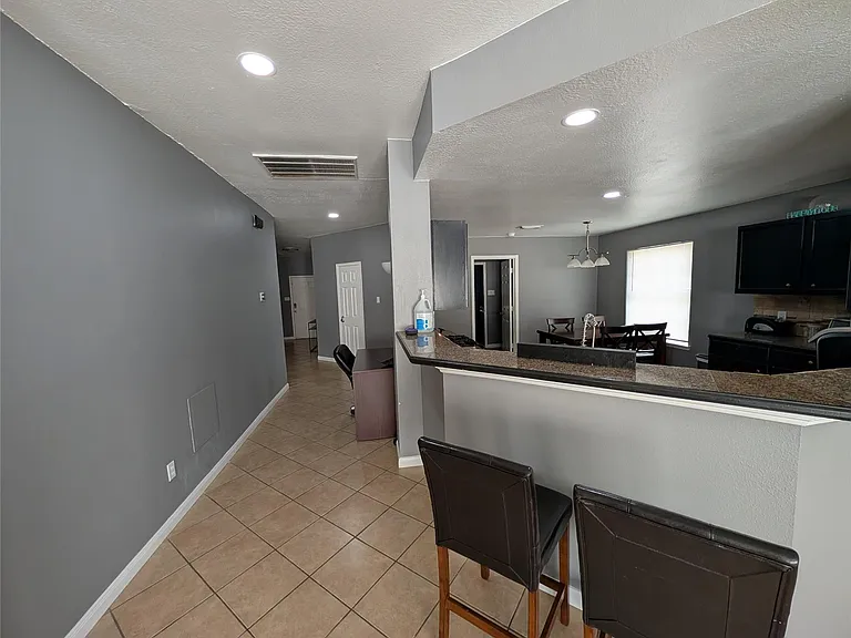 714 N Vista Dr — Photo 11