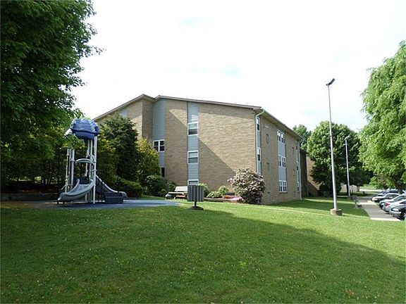 2nd image of 117 Huntingdon Village Dr