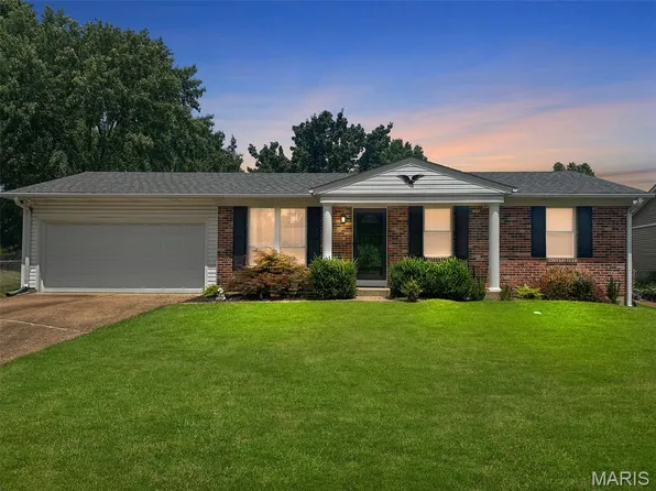 1413 Twin Trails Dr, Fenton, MO 63026