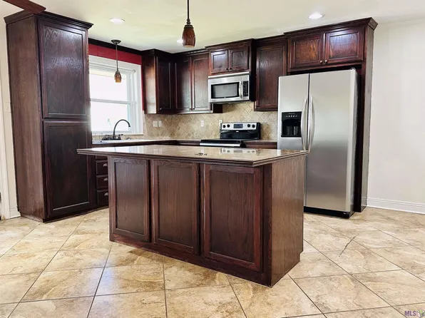 420 Maryland Ave, Port Allen, LA 70767