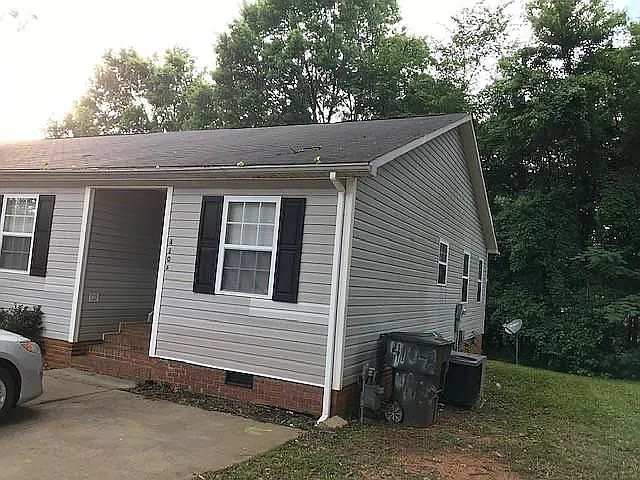 3 bed, 2010 sqft, $1,300 — Photo 1