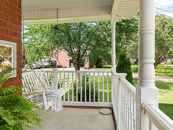 5th image of 105 Hedge Ct