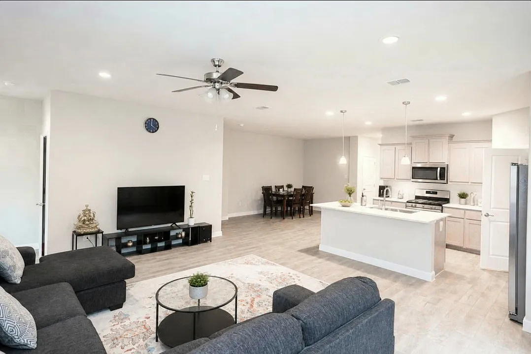 5 bed, 2111 sqft, $2,650 — Photo 3