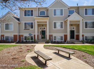 579 Cary Woods Cir, Cary, IL 60013