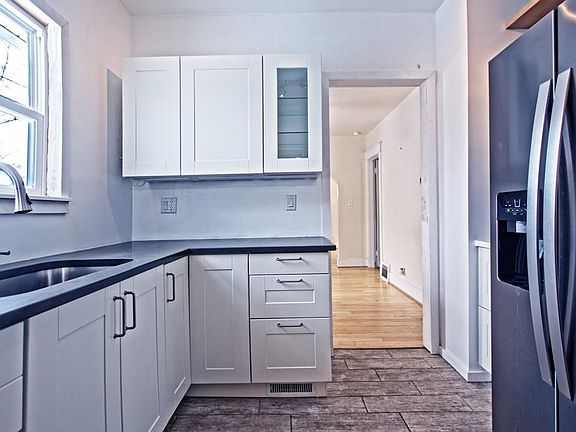 3rd image of 1615 Superior St