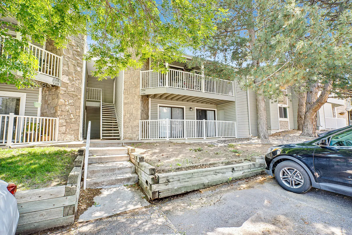 Building Photo - 902 S Walden St #106