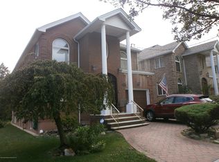 670 W Fingerboard Rd, Staten Island, NY 10305