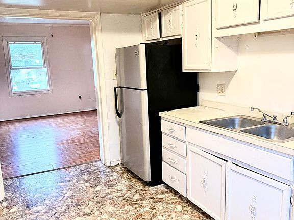 4th image of 136 Brush Hill Ct #136