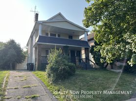 949 Helmsdale Rd, Cleveland, OH
