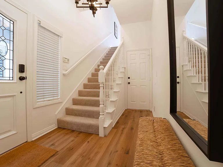1521 Steinhart Ave — Photo 18
