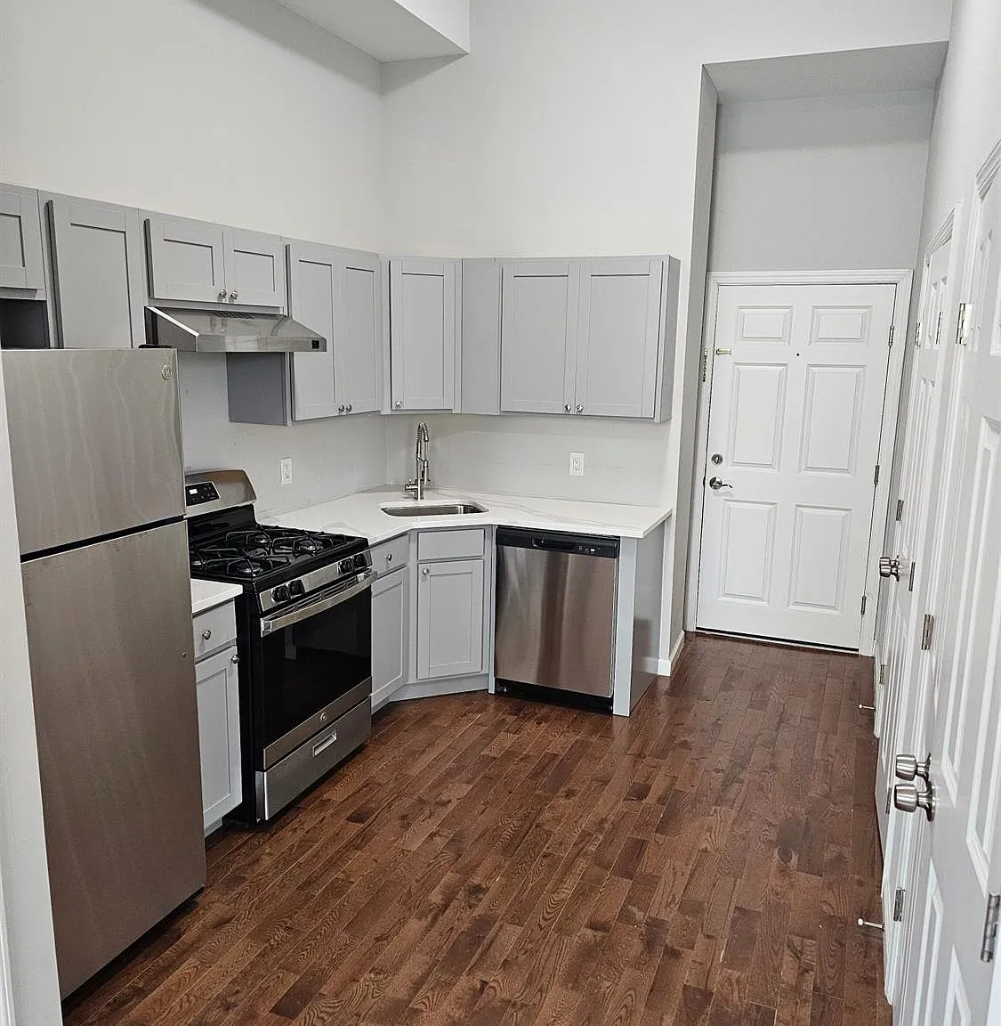 2 bed, 1.0 bath, $2,500 — Photo 2
