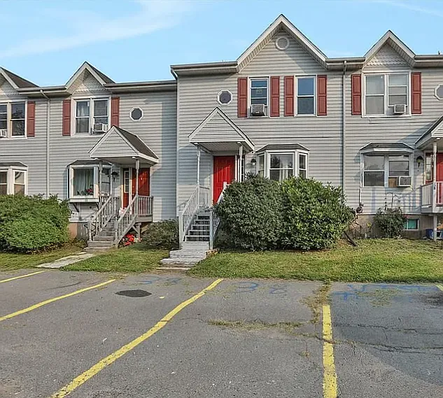 3 bed, 1.5 bath, 1200 sqft, $1,600 — Photo 1