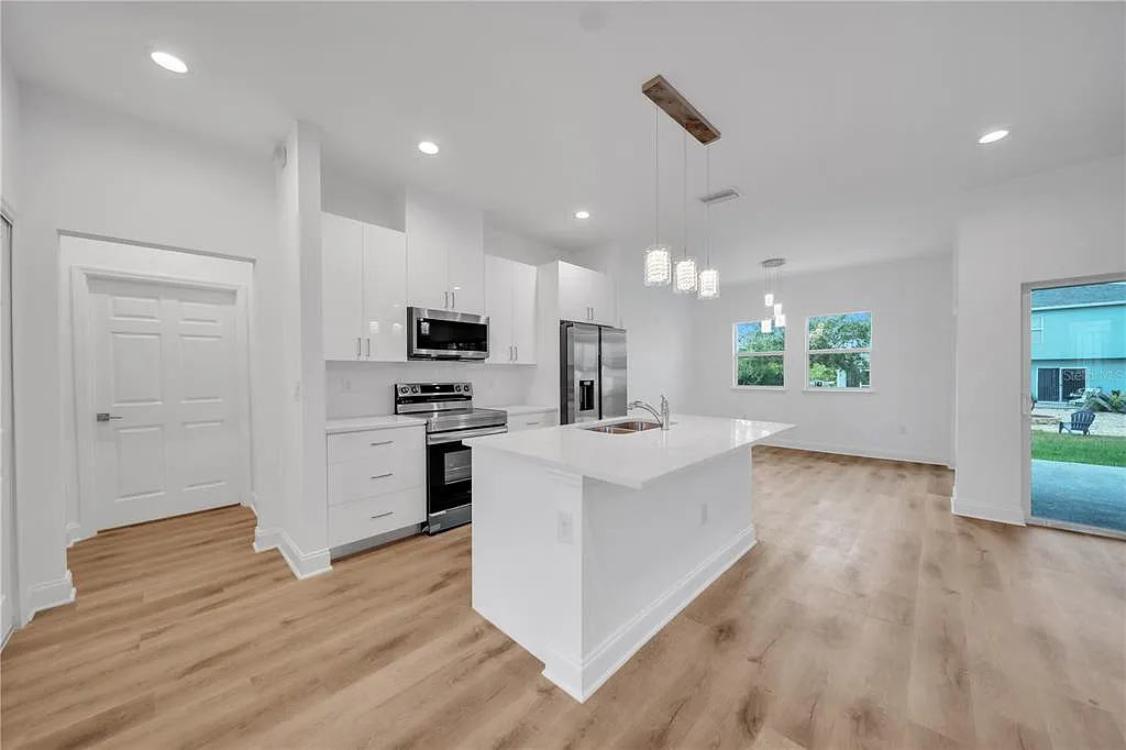 4 bed, 2.0 bath, 1886 sqft, $2,399 — Photo 4