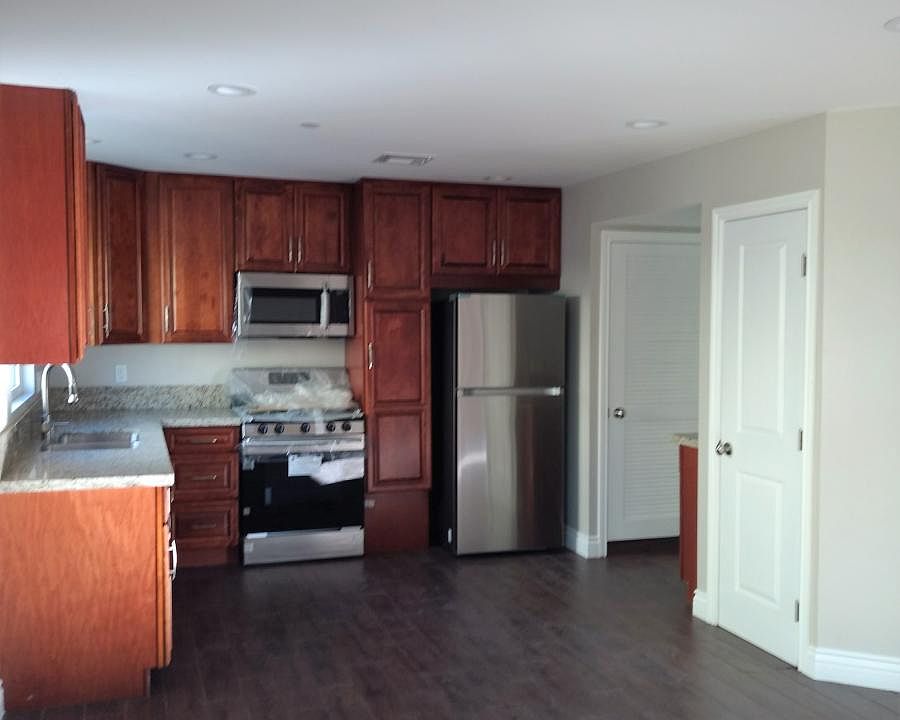 2nd image of 14004 Doty Ave #201
