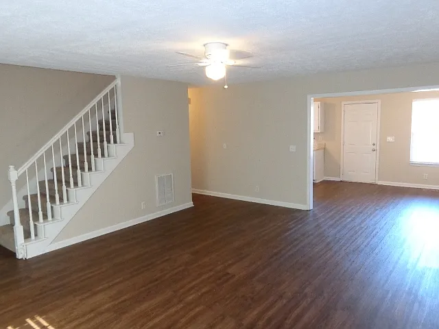3 bed, 2.5 bath, 1793 sqft, $2,140 — Photo 3