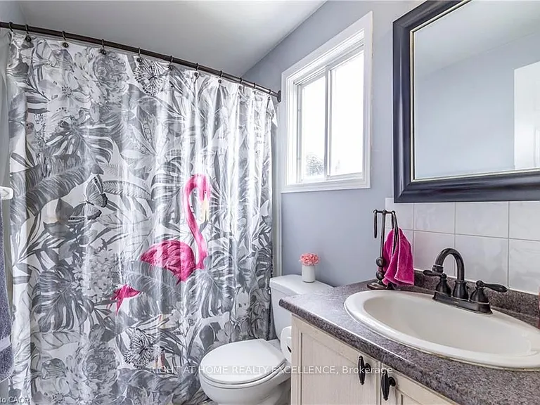 1007 Elgin St N — Photo 13