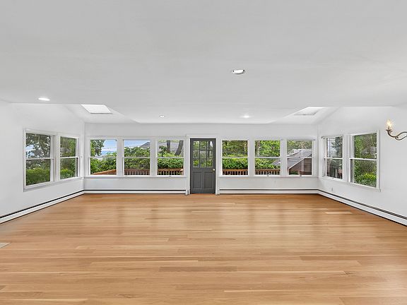 2nd image of 15 Shinnecock Pl