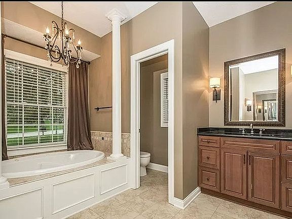 5th image of 1209 Oakwood Dr