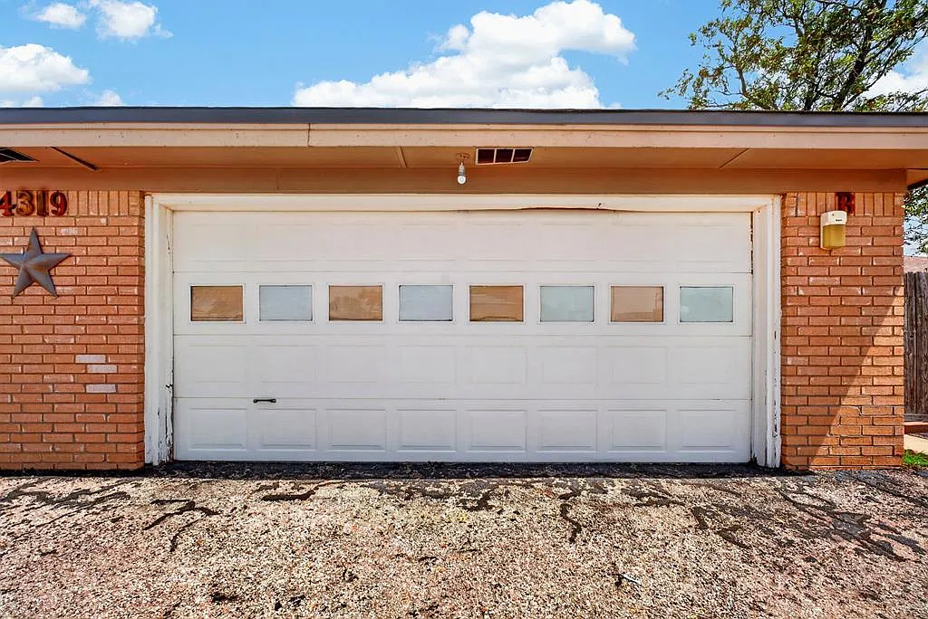 3 bed, 2.0 bath, 1255 sqft, $2,000 — Photo 1